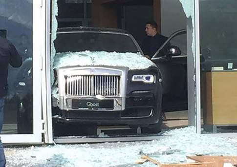 В Алматы клиент снес стеклянную витрину автосалона на новом Rоlls Royce